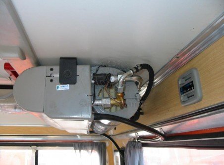 Установка  подвесного кондиционера ЭЛИНЖ 6 кВт для вахтового автобуса. Испаритель BEU 228-110, конденсор крышный К5-М, компрессор Sanden SD5S14.